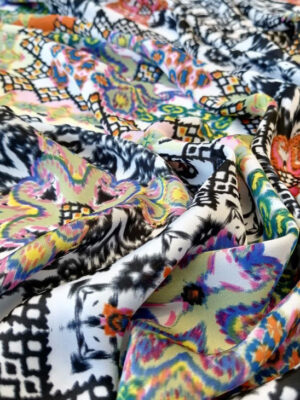 Шовкова тканина чорна графіка тонкими прорисовками на білому з вкрапленнями помаранчового і золотистого