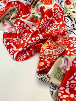 Шовкова тканина етнічною абстракцією чорного і червоного кольору на білому