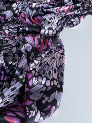 Шовкова тканина з абстракційним чорно-сірим дизайном крила метелика з вкрапленнями лілового кольору