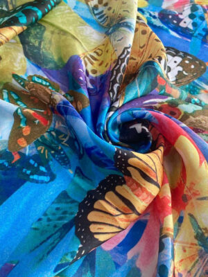 Шовкова тканина бірюзового кольору з крупними абстракційними метеликами та квітами