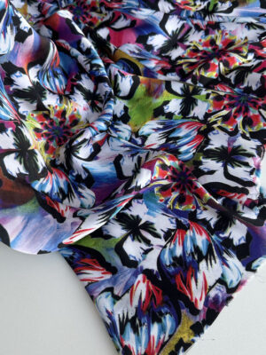 Шовкова тканина з абстракційними чорними квітами з різними барвами - фіолетовий, блакитний, рожевий, салатовий