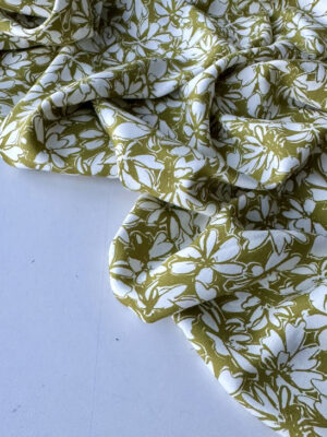 Штапель віскозний білі квіти на оливковому фоні