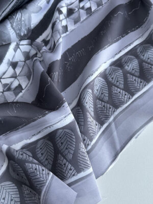 Шовк італійський сірого кольору з абстракційними полосами та графічними малюнками в них