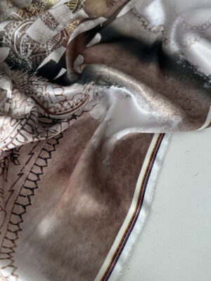 Шовк італійський  бежевий з красивим рапортом в коричневатій гамі