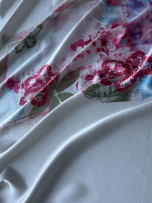 Шовк італійський молочний рапортом з рожево-блакитною квітковою картиною