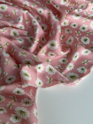 Шовкова тканина блідно-рожевий з білими квітами і зеленими серединками