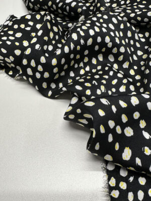 Шовк італійський  чорного кольору з міленькими ляпками білого кольору з жовтим контуром