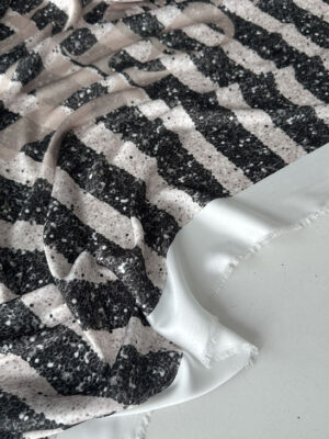 Шовк італійський з абстракційним дизайном в чорному, срібному і мокко кольорах і крупними буквами