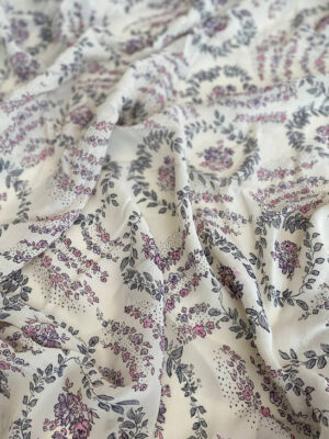 Віскозний крепдешин Італія молочноо-бежевого кольору з тоненькими ліловими квіточками і сірим листям