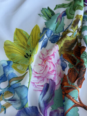 Шифон Італія к крупним квітковим принтом купоном, на білому фоні