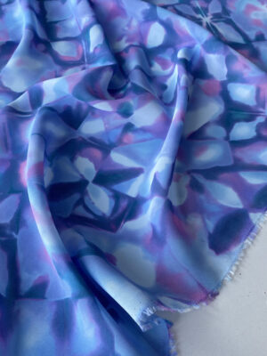Віскозний крепдешин Італія з абстракційним квітковим дизайном в фіолетово-лавандово-ліловій гамі