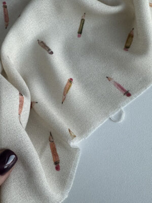 Віскозний крепдешин Італія, з маленькими олівчиками на світло-бежевому фоні