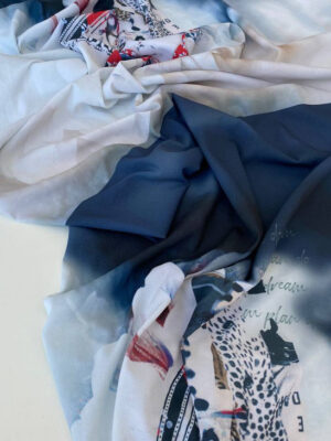 Креповий шифон Італія з абстракційним рапортом у синьо-червоному кольорі на білому фоні