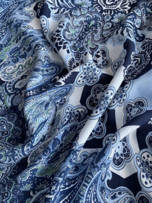 Креповий шовк Італія з синьо-бірюзовим етнічним дизайном у стилі Зіммерман