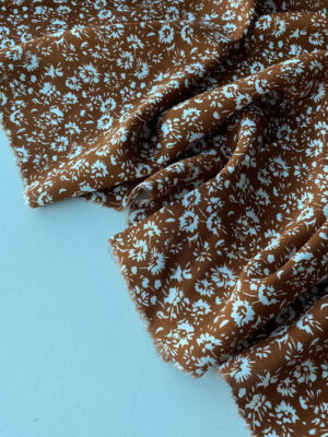 Штапель віскозний міленькі білі квіти на коричнево-рижому фоні