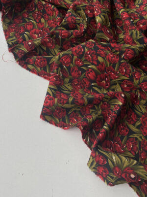 Суперсофт червоно-бордові тюльпанчики з листям хакі на чорному фоні