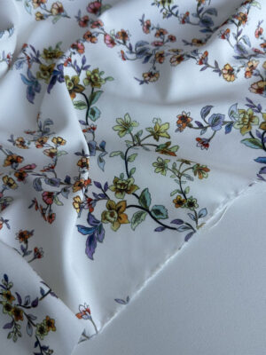 Суперсофт молочного кольору з тоненькими мілкими квіточками, що вьються візерунком