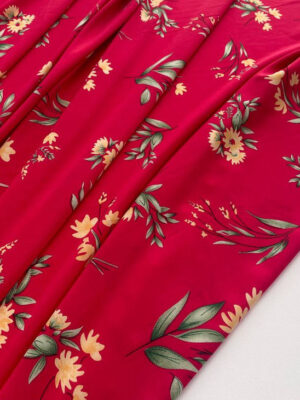 Суперсофт червоно-рожевого кольору з рідко розташованими бежевими квітами і зеленим листям