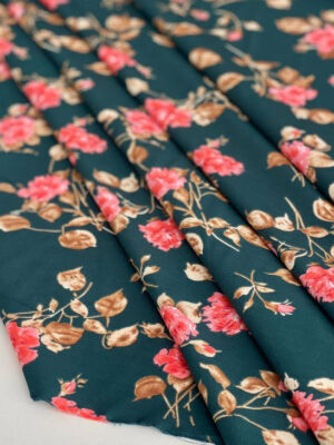 Суперсофт темно-зеленого кольору з червоно-рожевими трояндами і коричневатим листям