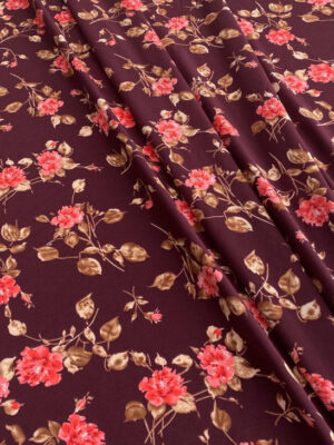 Суперсофт бордового кольору з червоно-рожевими трояндами і коричневатим листям