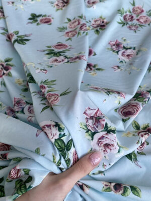 Суперсофт ніжно-блакитного кольору з фіолетовими трояндами і зеленим листям