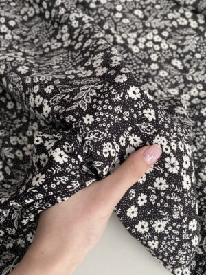 Штапель віскозний міленькі білі квіти на чорному фоні