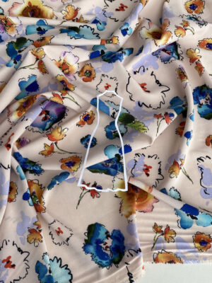 Суперсофт бежево-молочного кольору з яскравими синіми і бірюзовими квітами акварель