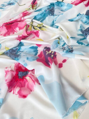 Суперсофт молочного кольору з крупними блакитними і рожевими квітами і жовтим листям