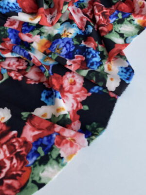 Суперсофт акварельні червоно-сині квіти на чорному фоні