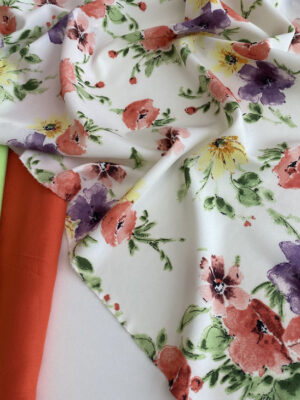 Суперсофт молочний з акварельними кораловими і ліловими квітами і зеленим листям у пастельній гамі