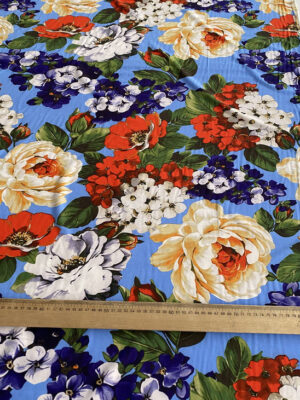 Суперсофт яскраві садові квіти з листям на насиченому блакитному фоні