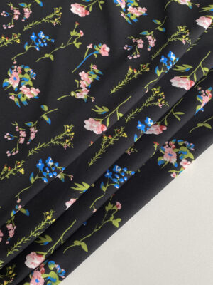 Суперсофт тонкий квітковий дизайн з ніжними квітами і тонким листям на чорному фоні