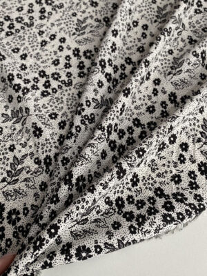 Штапель віскозний міленькі чорні квіти на білому фоні