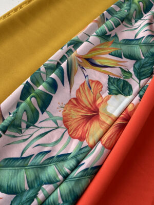 Суперсофт з тропічними помаранчовими квітами та пальмовим листям на світлому фоні