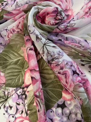 Суперсофт великі світло-лілові троянди з оливковим листям на світлому фоні