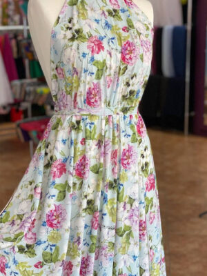 Суперсофт акварельні садові квіти з зеленим листям на світло-блакитному фоні