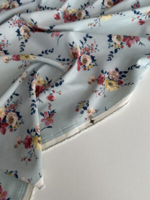 Суперсофт з ніжними рожево-жовтими трояндочками і синіми листиками на світло-блакитному фоні