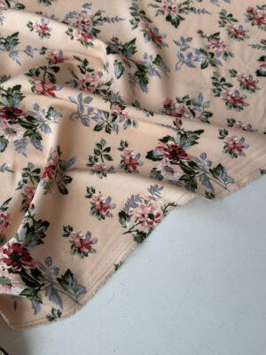 Суперсофт бежево-пересикового відтінку с букетиками квітів і зеленим листям