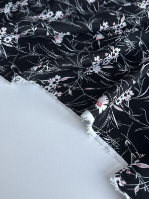 Штапель віскозний тонкі білі квіти з рожевими серединками на чорному фоні