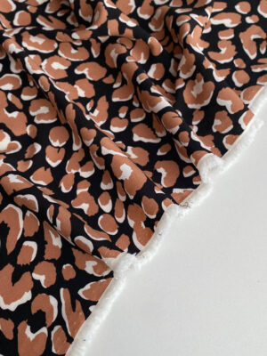 Суперсофт з коричневими ляпками типу лео на чорному фоні