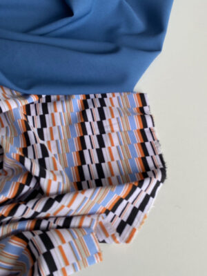 Суперсофт з блакитними, помаранчовими і чорними графічними зигзагами на світлому фоні