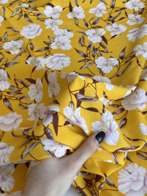 Штапель віскозний жовтий з крупними біло-коричневими квітами