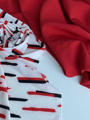 Суперсофт з вертикальними червоними та чорнми розчерками (шириною 1см) на біло-молочному фоні