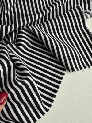 Суперсофт з вертикальною чорно-білою смужкою шириною 3-4мм