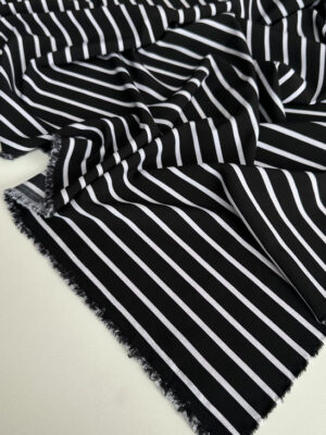 Суперсофт чорний з вертикальною білою смужкою (розмір білоі смужки - 0,5см, чорноі - 1,5м)