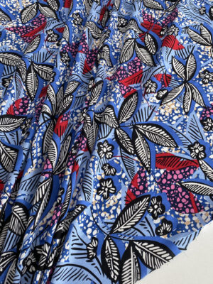 Штапель віскозний крупне чорно-червоне листя на блакитному фоні