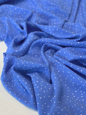 Яскраво-блакитний суперсофт з міленькими білими горошками нерівноі форми, діаметром 1мм і 2мм