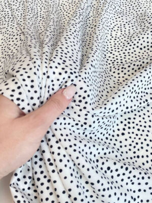 Біло-моолочний суперсофт з міленькими чорними горошками нерівноі форми, діаметром 2мм і 3мм