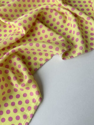 Шифон не стрейчовий світло-жовного кольору з фрезовими горошками діаметром 1см