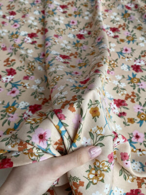 Штапель віскозний ніжний квітковий дизайн на світло-бежевому фоні